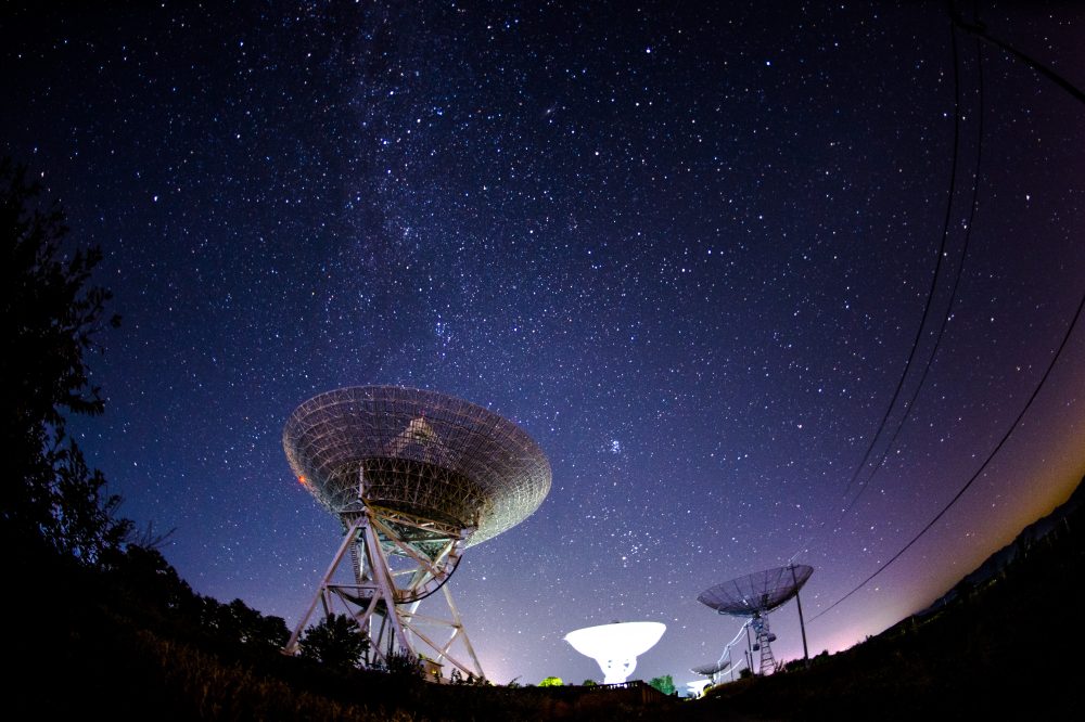 Radio telescopes and the Milky Way at night